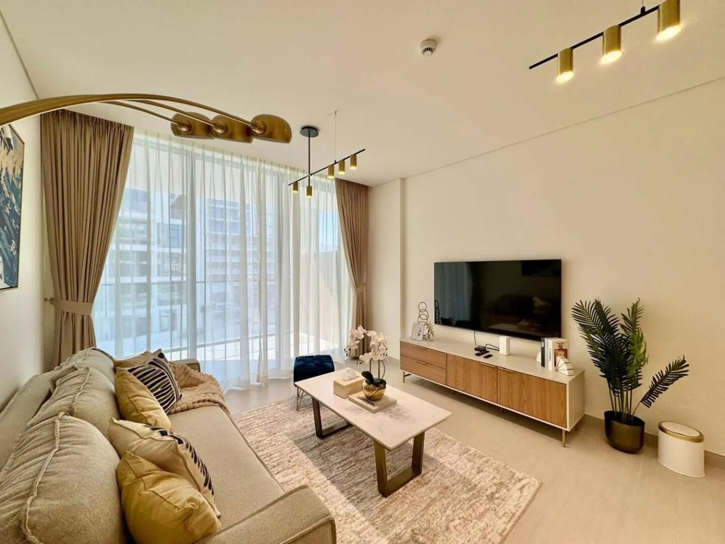 Luxurious And Spacious 1Br With Balcony In Jvc Dubai 0*,